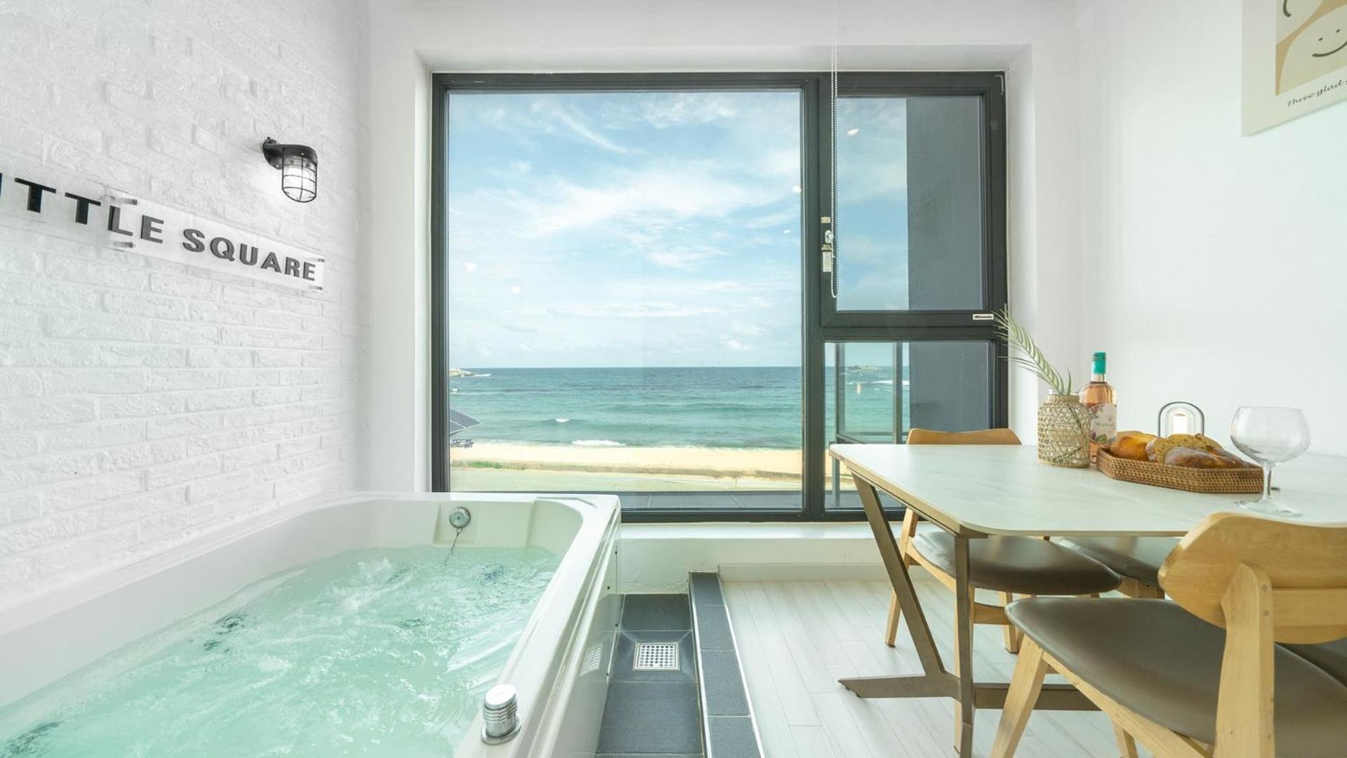 Goseong Littlesquare Oceanview Pension ภายนอก รูปภาพ